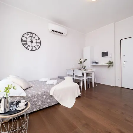 The Rent - Cozy Close To Navigli
